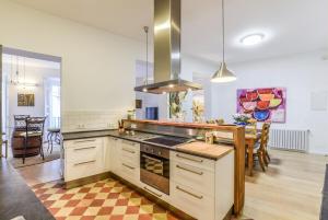 Kuchnia lub aneks kuchenny w obiekcie MyHouseSpain - Apartamento de lujo en Malasaña - MHM
