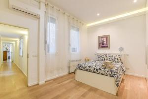 Łóżko lub łóżka w pokoju w obiekcie MyHouseSpain - Apartamento de lujo en Malasaña - MHM