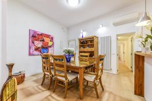 jadalnia ze stołem i krzesłami w obiekcie MyHouseSpain - Apartamento de lujo en Malasaña - MHM w Madrycie