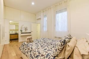 sypialnia z łóżkiem z pluszowym misiem w obiekcie MyHouseSpain - Apartamento de lujo en Malasaña - MHM w Madrycie