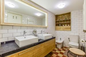 łazienka z dwiema umywalkami i toaletą w obiekcie MyHouseSpain - Apartamento de lujo en Malasaña - MHM w Madrycie