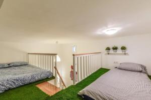 sypialnia z 2 łóżkami i zieloną trawą w obiekcie MyHouseSpain - Apartamento de lujo en Malasaña - MHM w Madrycie