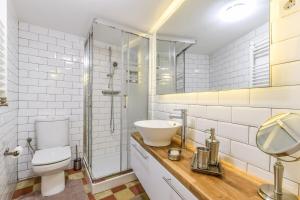 łazienka z toaletą, umywalką i prysznicem w obiekcie MyHouseSpain - Apartamento de lujo en Malasaña - MHM w Madrycie +19 zdjęć