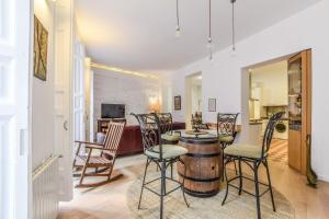 Telewizja i/lub zestaw kina domowego w obiekcie MyHouseSpain - Apartamento de lujo en Malasaña - MHM