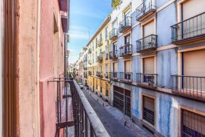 pusta ulica w alejce między budynkami w obiekcie MyHouseSpain - Apartamento de lujo en Malasaña - MHM w Madrycie