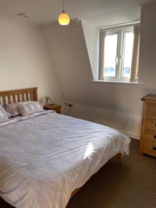 Un dormitorio con una cama grande y una ventana en Yare Quays River View en Great Yarmouth