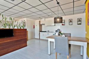 Vakantie studio Eijsden في إيجسدين: مطبخ وغرفة طعام مع طاولة وكراسي