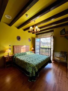 Un dormitorio con una cama verde y una ventana en Apartamentos Turisticos Paseo de la Alameda, en Villaviciosa