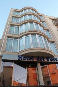 ラメトリャ・デ・マールにあるHotel del Portのホテルの正面に客室の看板があります。