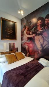 a bedroom with a large painting on the wall at Madrid Centro, Edificio Entero Solo Para Ti in Madrid