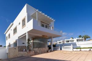 Casa blanca con balcón frente a ella en Villa Marlenghi with Private Pool, en San Bartolomé