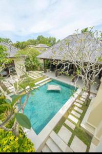 uma imagem de uma piscina numa villa em Mai Villa em Jimbaran