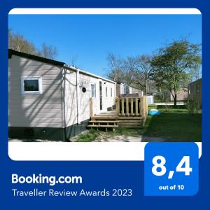 Foto dalla galleria di BJ Chalets - De Rug 1 - Vakantiepark Lauwersoog - LUXE chalet met vaatwasser! Vroege incheck! a Lauwersoog