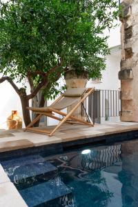 Una tumbona sentada junto a una piscina en Casa a Corte, Nardò, en Nardò