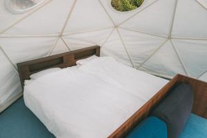 1 dormitorio con 1 cama en una yurta en DENIM HOSTEL float, en Kurashiki