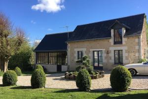 a house with a car parked in front of it at Le Clos du Tilleul Fabuleuse propriété 15 à 30 Pers Piscine au coeur d'un charmant village in Thilouze