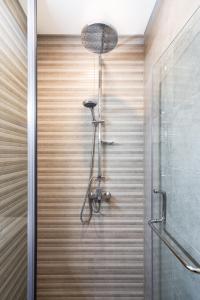 eine Dusche im Bad mit Glastür in der Unterkunft Volga Apartment by Downtown Inn in Yerevan