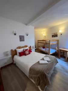 ein Schlafzimmer mit einem großen Bett in einem Zimmer in der Unterkunft Auberge La Cascade in Avrieux