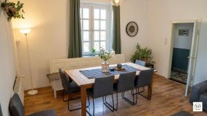 ein Wohnzimmer mit einem Esstisch und Stühlen in der Unterkunft Ferienhaus Fristerhof in Keeken