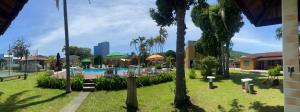 a resort with a swimming pool and palm trees at Casa Chale 10 Florianópolis in Florianópolis