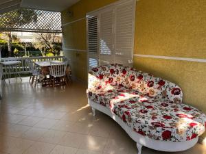 um sofá com flores num quarto em Vila Shera - II em Mullini i Danit