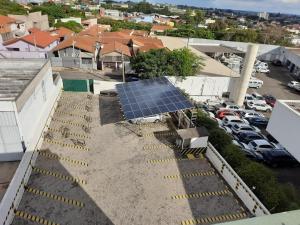 uma vista superior de um painel solar e de um parque de estacionamento em Limeira Plaza Hotel em Limeira