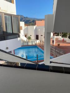 a swimming pool on the roof of a building at Cozy apartment in Los Cristianos in El Guincho