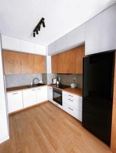 Η κουζίνα ή μικρή κουζίνα στο Elegant 1-Bedroom Flat With Balcony Near Wrocław