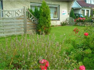 einen Hof mit einem Zaun und Blumen vor einem Haus in der Unterkunft Haus Reni in Büsum