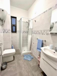 y baño con ducha, aseo y lavamanos. en Appartamenti Capo Rizzuto, en Isola di Capo Rizzuto
