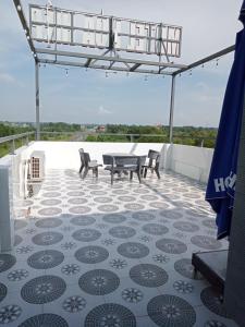 d'une terrasse sur le toit avec une table et des chaises. dans l'établissement Motel Hòa Hiệp, à Bình Châu