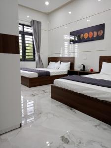- 2 lits dans une chambre avec 2 lits dans l'établissement Motel Hòa Hiệp, à Bình Châu