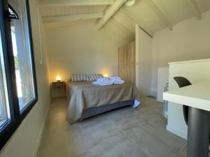 1 dormitorio con 1 cama con 2 toallas en Cabaña con jardin en Dina Huapi