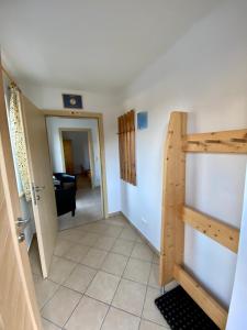 einen Flur mit einer Treppe und ein Zimmer mit einer Tür in der Unterkunft Apartment Krummholz in Haus im Ennstal