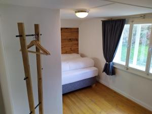 Cette petite chambre comprend un lit et une fenêtre. dans l'établissement Gasthaus Meinradsberg, à Einsiedeln