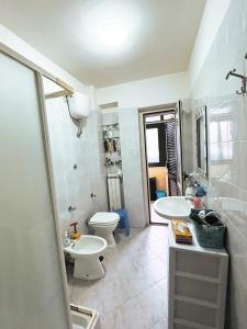 uma casa de banho com 2 lavatórios, um WC e um chuveiro em Casa Colleverde em Matonti