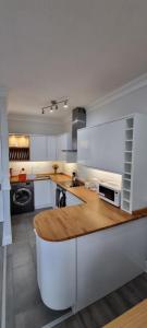 cocina grande con encimera de madera en Lakeview Apartment, central location, Sea and Lake view, free parking & WiFi, en Southport