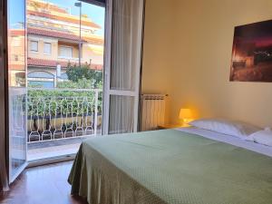 1 dormitorio con cama y ventana grande en Ligure Residence, en Borgio Verezzi
