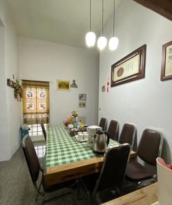 員山鄉的住宿－豐綠民宿 Yilan Fenglu Homestay，一间带桌椅的用餐室