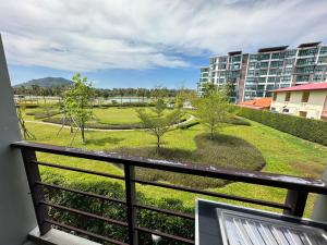 Better Life Residence Phuket في شاطئ ناي يانغ: شرفة مطلة على حديقة