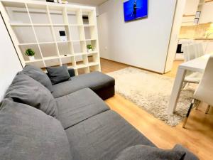 een woonkamer met een bank en een tafel bij 3-room apartment in Oulu center, parking in Oulu