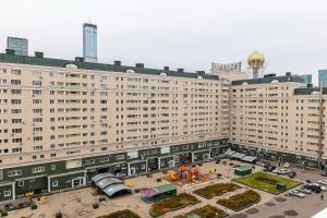 an overhead view of a large building with a courtyard at Возле Байтерека для 1-4 человек с кроватью и раскладным диваном in Astana