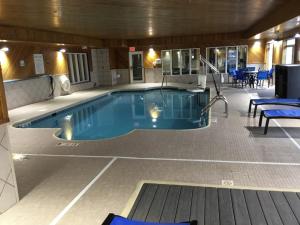 een groot zwembad in een hotelkamer bij Holiday Inn Express & Suites Danville, an IHG Hotel in Danville