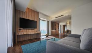 PARKROYAL Langkawi Resort的电视和/或娱乐中心