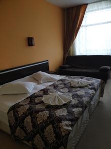 プレデアルにあるHotel Mont Blancのベッドルーム1室(ベッド1台、タオル2枚付)