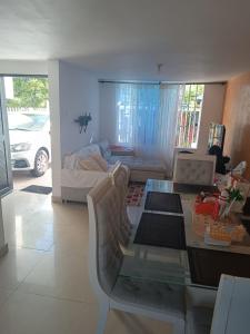 sala de estar con mesa y sofá en HABITACION PARA DOS PERSONAS en Barranquilla