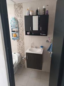 Baño pequeño con lavabo y aseo en HABITACION PARA DOS PERSONAS en Barranquilla