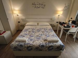 ein Schlafzimmer mit einem Bett mit zwei Kissen darauf in der Unterkunft Blue Rose Private Room in Salerno