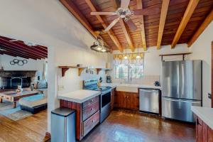 uma grande cozinha com pisos em madeira e uma ventoinha de tecto em Cactus Grove Main House em Tucson