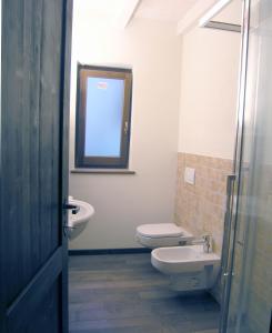 ein Bad mit einem WC und einem Waschbecken in der Unterkunft Rustic Chic in Ischia di Castro